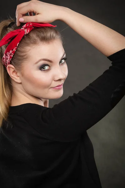Retrato de chica retro pin up en pañuelo rojo . — Foto de Stock