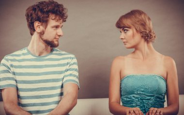 kadın ve birbirine arıyor kanepede oturan adam.