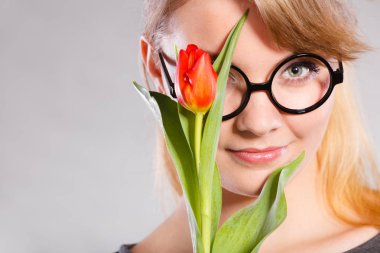 Çiçek ile neşeli kız.