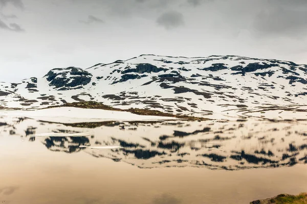 Norge natursköna berg med frusen sjö. — Stockfoto