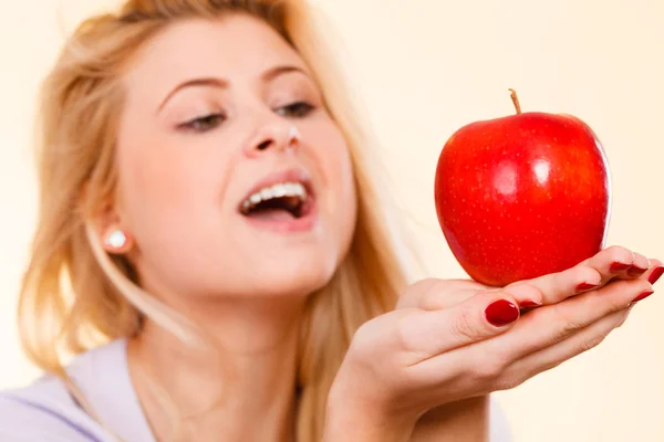 おいしい赤いリンゴを保持している幸せな女 — ストック写真