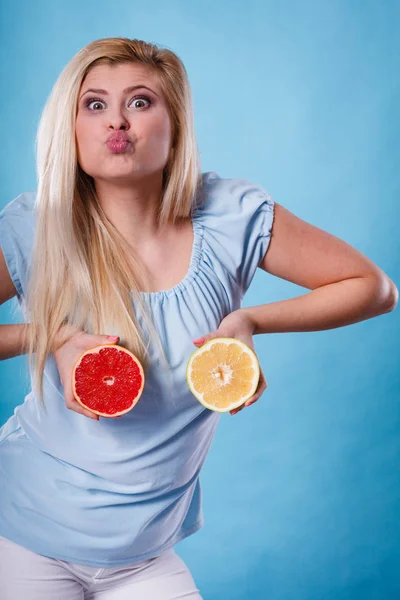 Женщина с красным и зеленым грейпфрутом — стоковое фото