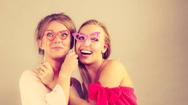 Mulheres segurando acessórios de carnaval na vara — Fotografia de Stock