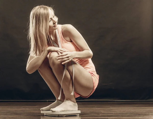 Palestra donna in scala di peso — Foto Stock