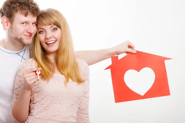 Pareja feliz sosteniendo símbolos . — Foto de Stock