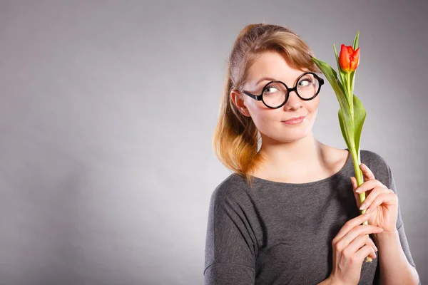 Dziewczyna z tulipanów pełen nadziei marzy. — Zdjęcie stockowe
