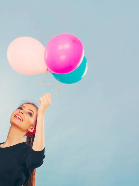 Härlig leende flicka håller färgglada ballonger. — Stockfoto