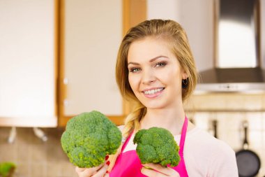 Brokoli sebze tutan kadın