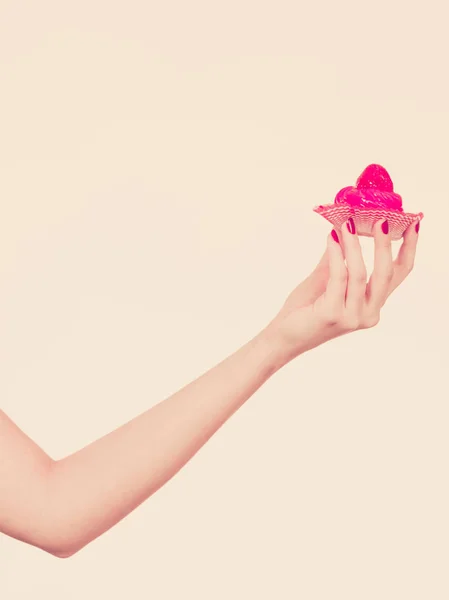Vrouw met zoete heerlijke cupcake — Stockfoto