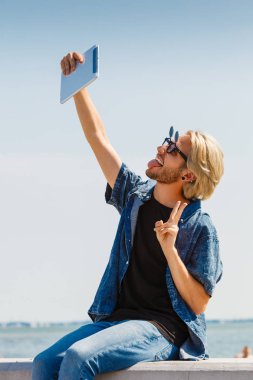 Selfie tablet ile alarak dışında hipster adam