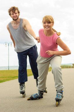 Kadın adam paten yapmaya teşvik