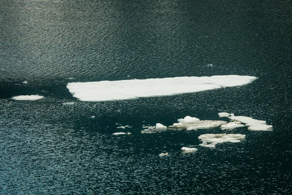 Ledové úlomky řeka nebo jezero vody, modré pozadí — Stock fotografie