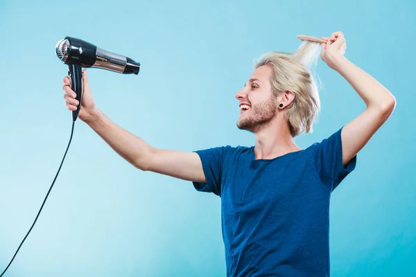 Hombre de moda con secador de pelo — Foto de Stock