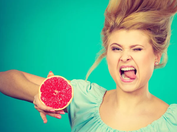 Женщина с красным грейпфрутом — стоковое фото