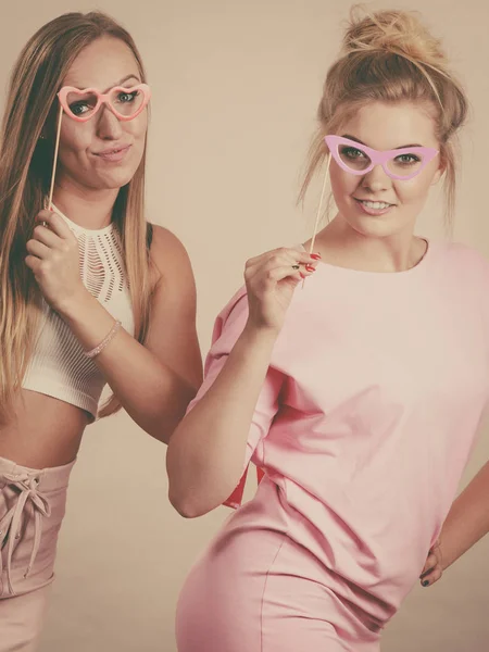 Twee vrouwen houden van carnaval accessoires — Stockfoto