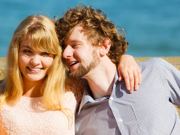 Glad ung kvinna och man utomhus. — Stockfoto