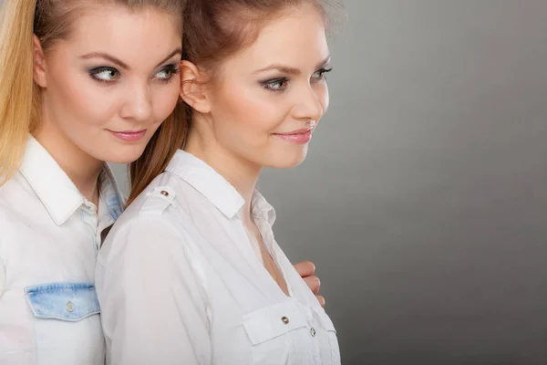 Two beautiful women, blonde and brunette having fun — Stock Photo, Image