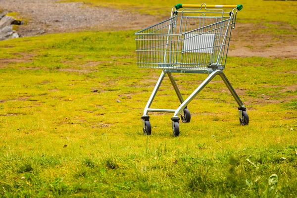 Carro carrito de compras en la naturaleza — Foto de Stock