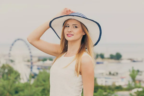 Attraktiv kvinna bära solhatt och vit topp — Stockfoto