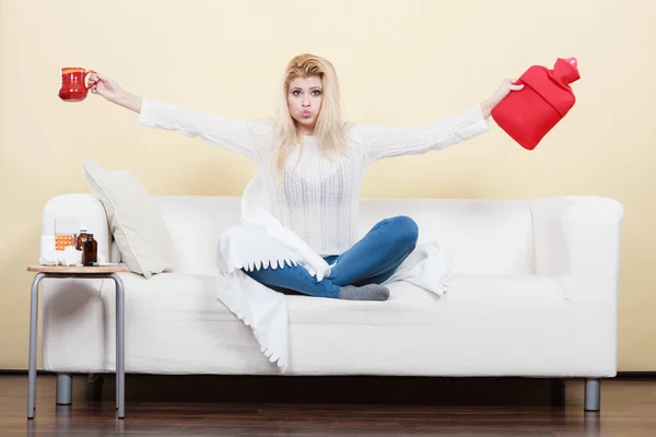 Vrouw met fles warm water en thee in Beker — Stockfoto