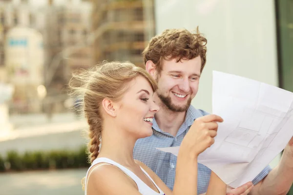 Couple avec projet de plan extérieur — Photo