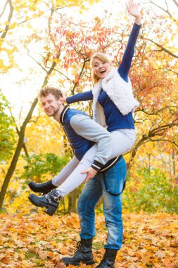 kadın parkta atçılık veren adam