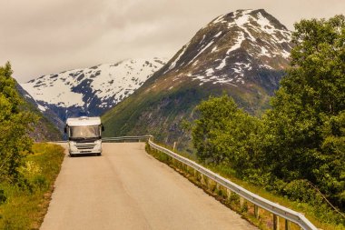 Camper araba Norveç dağlarında
