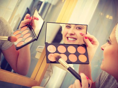 Banyo uygulanan kontur Bronzlaştırıcı fırça üzerinde kadında