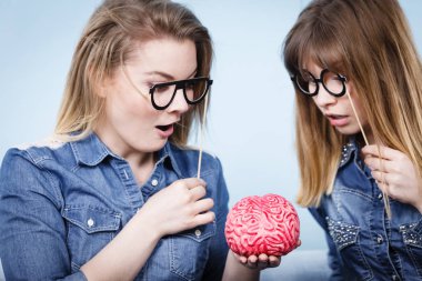 Düşünme iki çılgın kadın arkadaş