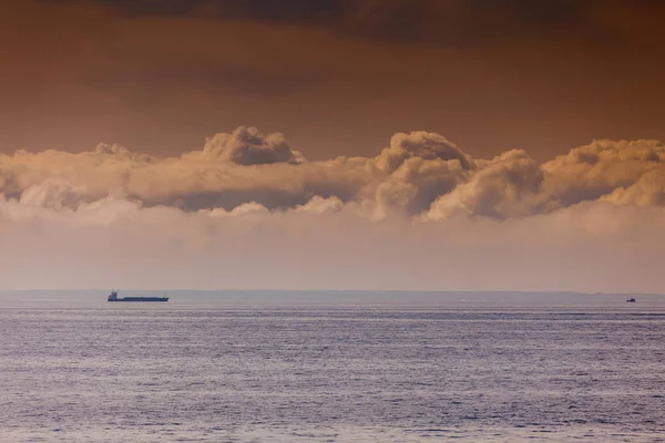 Seascape, hajó a tenger, a horizont és az ég. — Stock Fotó