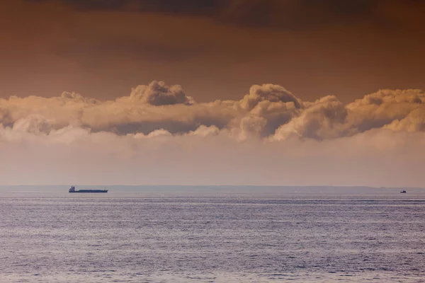 Paysage marin, navire sur mer, horizon et ciel . — Photo