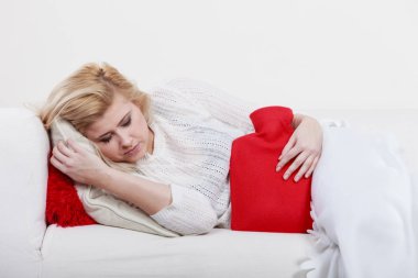 Cofa üzerinde yatan kadın duygu mide krampları