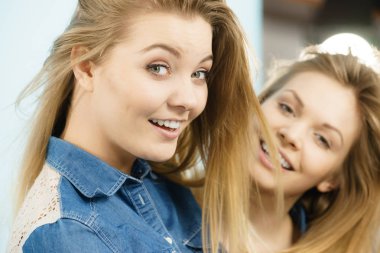 İki mutlu kadın arkadaşlar eğlenmeye