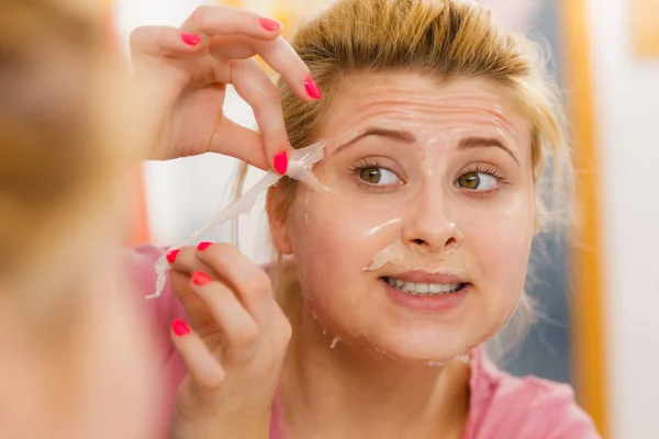 Mujer pelando la máscara de gel de la cara —  Fotos de Stock