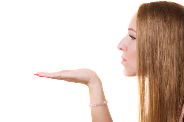 Woman sending air kiss — Stock Photo, Image