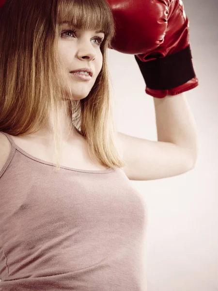 Frau trägt Boxhandschuhe — Stockfoto