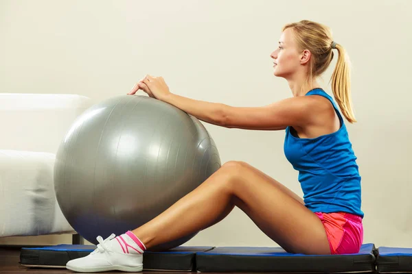 Woman doing fitness exercises with fit ball — Stock Photo, Image