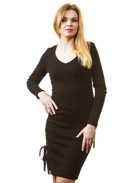 Vrouw zwarte jurk dragen — Stockfoto