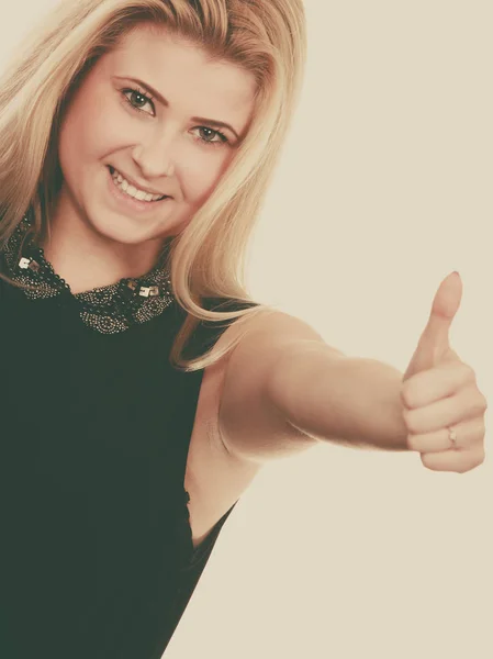 Lachende blonde vrouw duim omhoog gebaar maken — Stockfoto