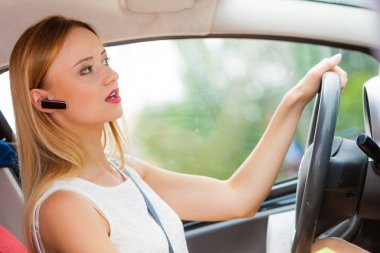 kulaklık ile kadın sürüş araba