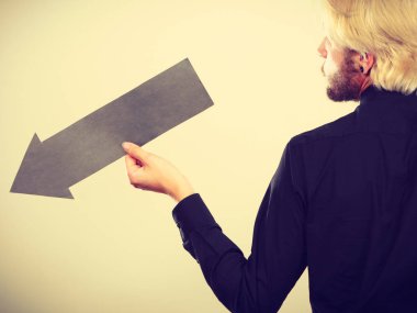 Siyah ok sol işaret tutan adam