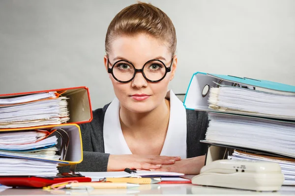 Junge glückliche Sekretärin bei der Arbeit. — Stockfoto