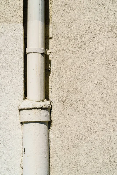Abflussrohr an Hauswand — Stockfoto