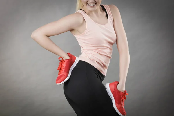 Felice donna che presenta scarpe sportive scarpe da ginnastica — Foto Stock