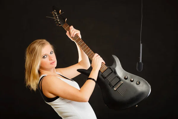 Woman playing on electric guitar and singing — Stock Photo, Image