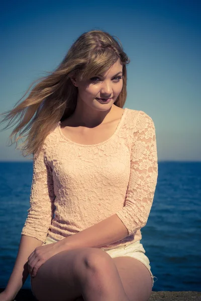 Vacker blond flicka avkopplande utomhus av seaside — Stockfoto