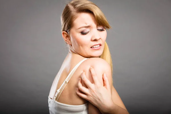 Woman scratching her itchy arm with allergy rash — Stock Photo, Image