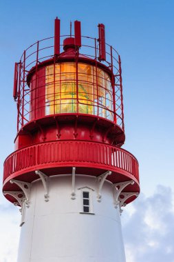 Kayalık deniz Sahili, Güney Norveç, Lindesnes Fyr feneri kenarında tarihi kırmızı beyaz deniz feneri