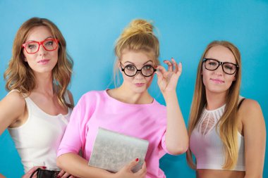 Komik inek gözlükleri takan zarif genç kadınlar. Eğitim ve öğrenim gören kadınlar konsept görünür.