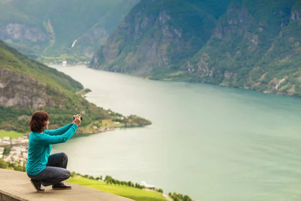 Turism Och Resor Kvinna Turist Att Foto Med Kameran Njuter — Stockfoto